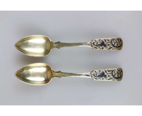 Zwei russische Löffel, Silber 84 Zolotnik, Moskau, 1843, vergoldet,  spatenförmige Laffe, diese rückseitig und der Griff flor