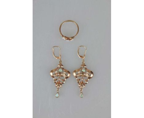Paar Ohrringe und ein Ring, je mit Opal, 333er Rotgold, gemarkt, Gesamtgewicht: ca. 8,94 g: Ohrringe durchbrochen gearbeitet,