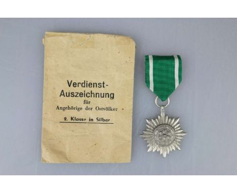 Verdienstsauszeichnung für Ostvölker 2. Klasse in Silber am Band mit Tragenadel, Feinzink versilbert, im Ring Herstellernumme