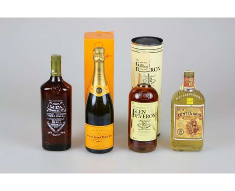 Konvolut Spirituosen: Veuve Clicquot Ponsardin; Glen Deveron 12 years old Single Malt; Tequila Sauza Conmemorativo 1873-1980;