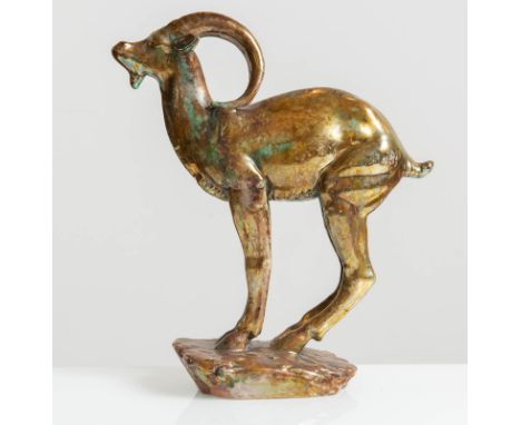 Ceramica con finiture a lustro metallico dorato, firmata alla base R Gatti Faenza, H cm 34.5x12x30  