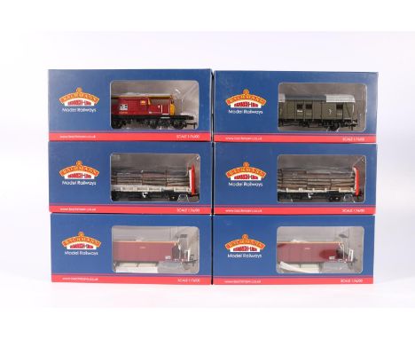 Bachmann Branch-Line OO model railways rolling stock wagons including two 38132B YGA Seacow bogie hopper wagons EWS, two 3830