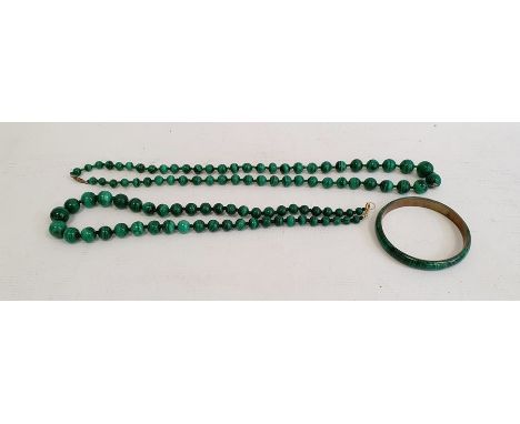 Two malachite&nbsp;graduated bead necklaces and a malachite bangle (3)