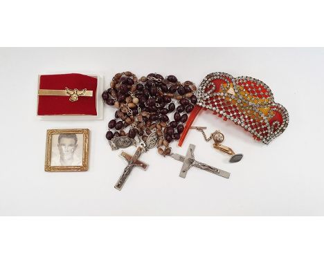 Quantity of British and foreign&nbsp;coinage, a set of rosary beads, a diamante hair comb (damaged)