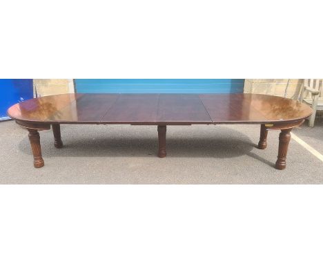 Early 20th century mahogany extending dining table, circular, with four extending leaves, extending to elongated oval, moulde