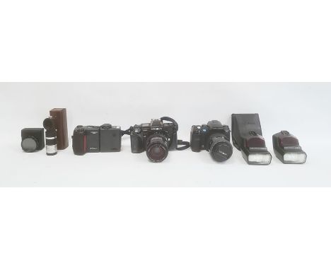 Konica Minolta camera, a Minolta 7000 camera and other camera equipment (1 box) 