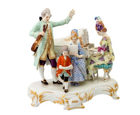 MEISSEN große Figurengruppe 'Familie Mozart', 1. Wahl, 20. Jhd. Weißporzellan mit polychromer Fassung und reicher Goldstaffag