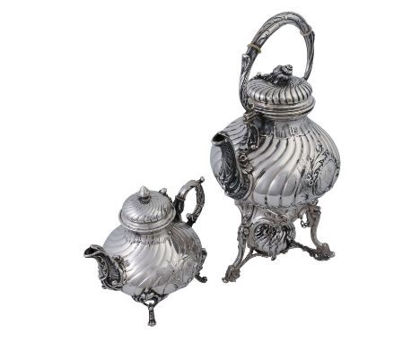JOHANN WAGNER &amp; SOHN Berlin 1 Teekanne mit Rechaud und 1 kleine Teekanne, 800 Silber, 19./20. Jhd. Bauchige Form mit Klap