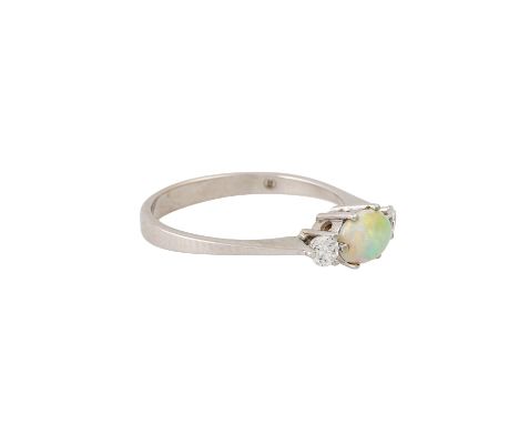 Ring mit Opal und 2 Brillanten von zus. ca. 0,14 ct, sehr gute Farbe u. Reinheit, WG 18K, 2,2 gr, RW: 52, leichte Tragespuren