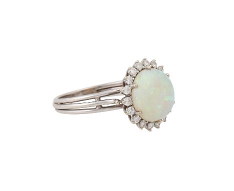 Ring mit weißem Opal und kleinen Brillanten von zus. ca. 0,18 ct, gute Farbe u. Reinheit, Opal ca. 10 mm, WG 18K, 3,6 gr, KP: