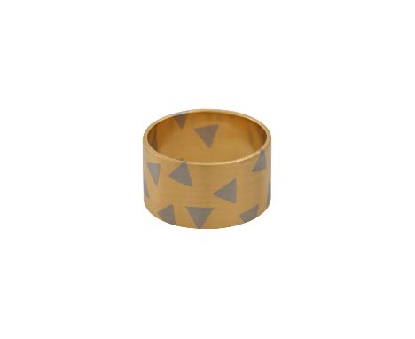 NIESSING Ring, GG/WG 18K, 9,2 gr, Ringweite 56, Ringbreite 11 mm, 20./21. Jh., minimale Tragespuren, mit Herstellermarke.| NI