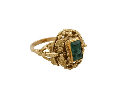 Ring mit Geheimfach besetzt mit Smaragd von ca. 9x5,5 mm (ca. 2 ct) und deutlichen Wachstumsmerkmalen, GG 18K, 13,4 gr, RW: 6