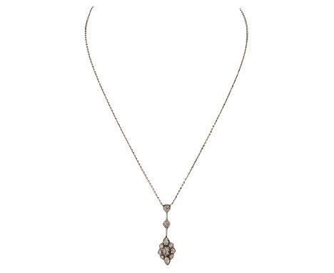Collier mit Diamantrosen, rund und oval, z.T. mit kl. Kerben und Naturals, gefasst in Silber, abhängend, Anfang 19. Jh., 3,8x