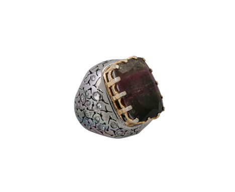 Designerring mit 3-farbigem Wassermelonenturmalin von ca. 24,1x18,5 mm (ca. 50 ct), Rubin (ca. 0,5 ct), Tsavorithe sowie Diam