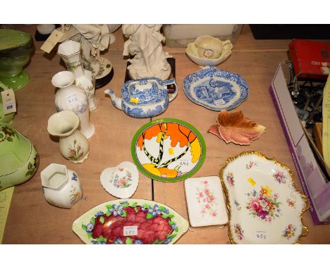 A quantity of decorative ceramics, including: two Italian figurines; a Wedgwood 'Honolulu' limited edition plate; a Maling bo