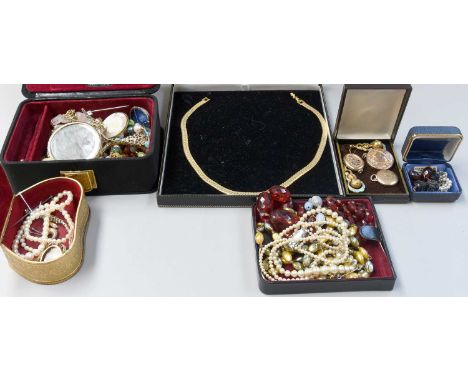 A Quantity of Jewellery, including a cultured pearl necklace, with a 9 carat gold clasp; a locket frame stamped '9CT'; a diam