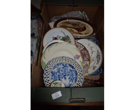 BOX CONTAINING CERAMIC PLATES, DECORATORS ITEMS INCLUDING ONE OF PHEASANTS