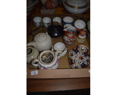 TRAY CONTAINING CERAMIC ITEMS, SMALL BOWLS, JAPANESE PORCELAIN JUG, CROWN DERBY IMARI STYLE DISH (A/F)