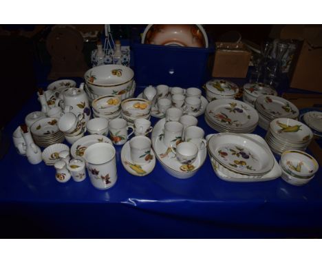 EXTENSIVE QUANTITY OF ROYAL WORCESTER EVESHAM DINNER WARES COMPRISING DINNER PLATES, SIDE PLATES, SERVING TUREENS, BOWL, COFF