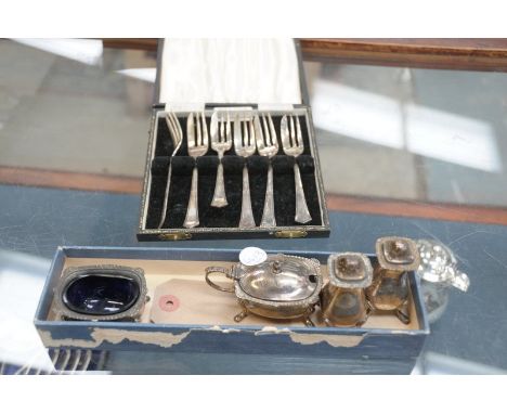 A Cased set of 6 silver tea forks, Birmingham 1958  and a silver 4 piece cruet set comprising salt with blue glass liner, mus