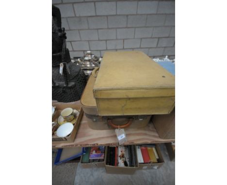 2 Vintage suitcases.