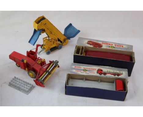 Two boxed Dinky Supertoys diecast models to include 905 Foden Flat Truck with chain, red cab, grey bed and 981 Horse Box, bot