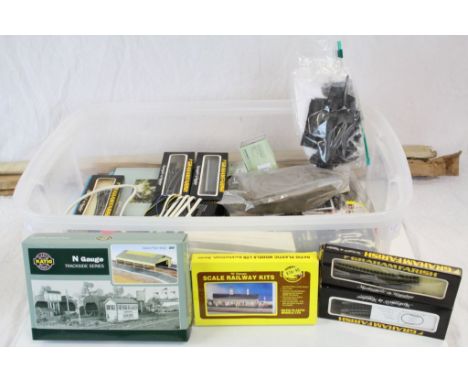 Quantity of N gauge model railway accessories to include Graham Farish &amp; Peco track, boxed Ratio plastic model 207 GWR St