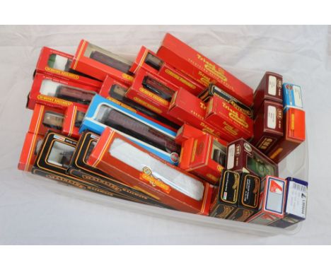 29 Boxed OO gauge items of rolling stock to include Hornby x 14, Triang x 3, Mainline x 5, Airfix x 5, Lima x 2