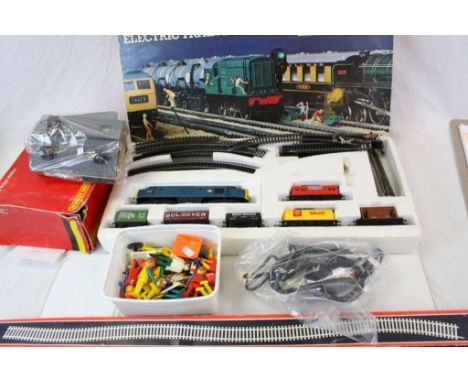 Group of OO gauge model railway to include boxed Hornby R826 Electric Train Set with locomotive and rolling stock, boxed Horn