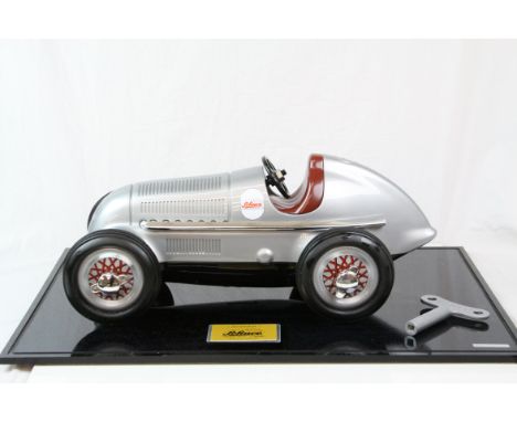 Cased 1:8 scale Schuco Studio model in silver from 2012, ltd end of only 100 pieces, with certificate and key, 89/100, excell