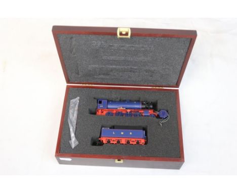 Cased Bachmann OO gauge Blue Ribband Sir Guy Williams LMR 2-8-0 locomotive and tender in blue, vg