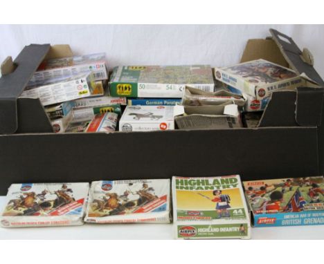 32 Boxed 1:72 scale plastic Military figures to include mainly Airfix, Heller etc, unchecked 