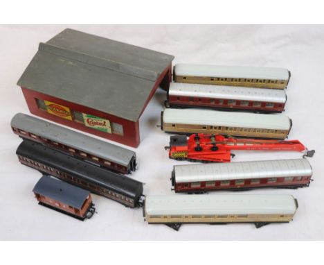 Group of OO gauge model railway to include 9 x items of rolling stock (Hornby x 7, TTR &amp; Airfix), engine shed etc