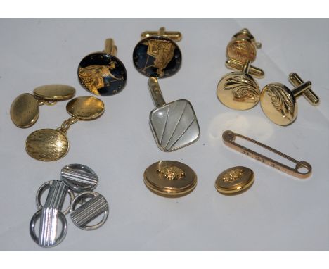 A pair of 18 carat hallmarked gold cufflinks, engine turned; a bar brooch stamped '9CT'; other cufflinks; etc.