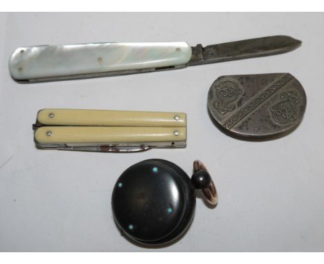 A sovereign case fob in turquoise set gun metal and yellow metal; a white metal patch box; 2 penknives