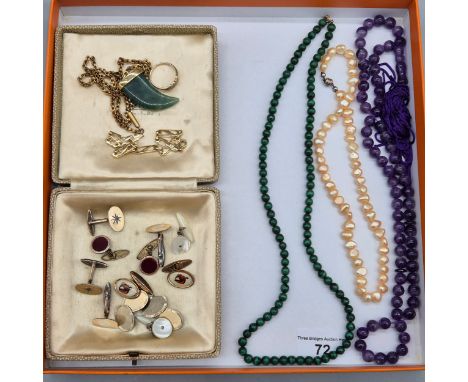 A Collection of jewellery; Malachite stone necklace fitted with a 9ct yellow gold clasp and catch, pearl necklace fitted with