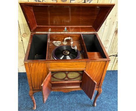 Vintage Dulcetto gramophone within a fitted cabinet. In a working condition. Comes with wind up rod and two crates of 78 reco