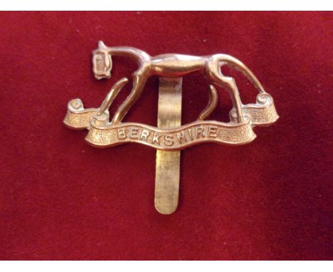 The Royal Berkshire Territorials WWII Cap Badge (Gilding-metal), slider and made J.R. Gaunt, B'ham. K&amp;K: 2393-The Royal B