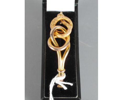 An Edwardian 9ct gold hinged bangle with engraved knot motif, 9.5g approx