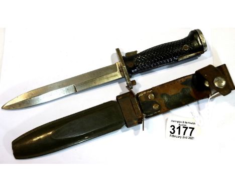 American M5 bayonet in plastic and leather scabbard, blade L: 18 cm. P&amp;P Group 2 (£18+VAT for the first lot and £3+VAT fo