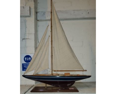 A detailed model of a yacht 61cm 