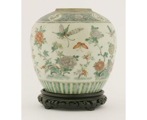 A famille verte ginger jar,early 20th century, painted with butterflies amongst flowers,22.5cm, wood stand (2)二十世纪初 五彩花蝶纹罐