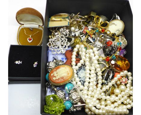 Costume jewellery, rings and brooches etc., including faux pearl necklaces