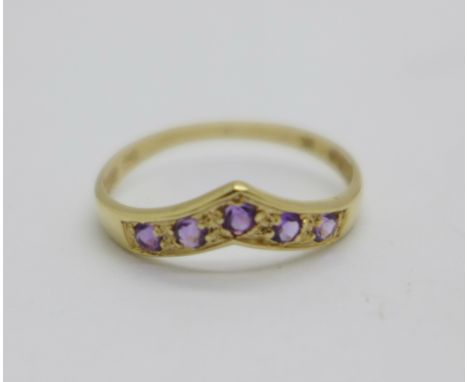 A 9ct gold and amethyst wishbone ring, 0.9g, O