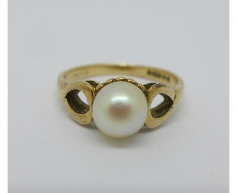 A 9ct gold and pearl ring, 2.4g, L