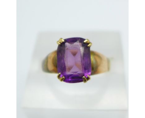 A yellow metal and amethyst ring, 3.8g, Q