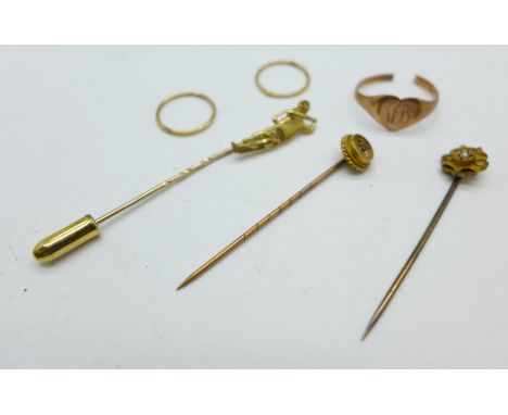 Three 9ct gold stick pins, a pair of 9ct gold earrings and a 9ct gold ring, a/f, 6.4g