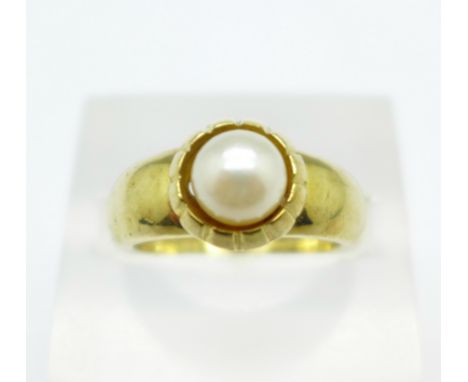 A 9ct gold and pearl ring, 5.2g, N