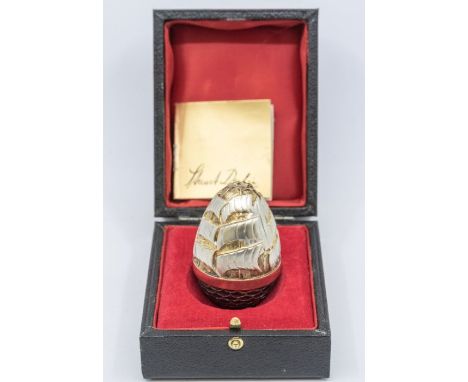 Stuart Devlin (1931-2018): a modern textured silver and silver gilt limited edition Three Ships surprise egg, the top repouss