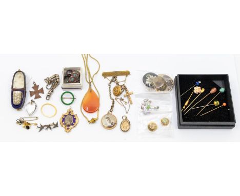 A collection of early 20th century jewellery to include a 9ct gold glazed locket, 9ct gold and diamond set stick pin with cof